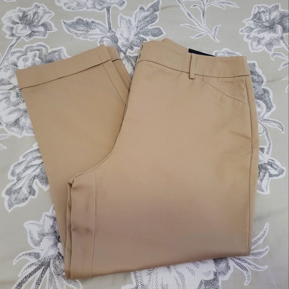 Chico's Tan Chinos Classic So Slimming Cropped Pants Chico's Size 1 = 8 NWT